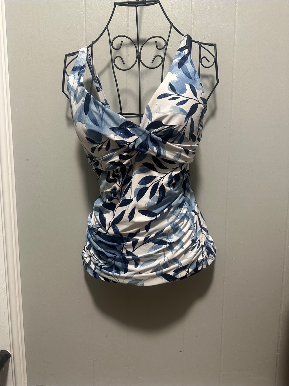 Nip Tuck Blue Leaf-Print Twist Front Tankini top size 6